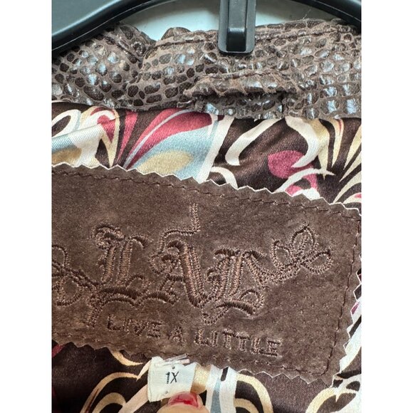 Live A Little Womens Cropped Jacket 1X Brown Embossed Trim Button Down - Picture 4 of 5
